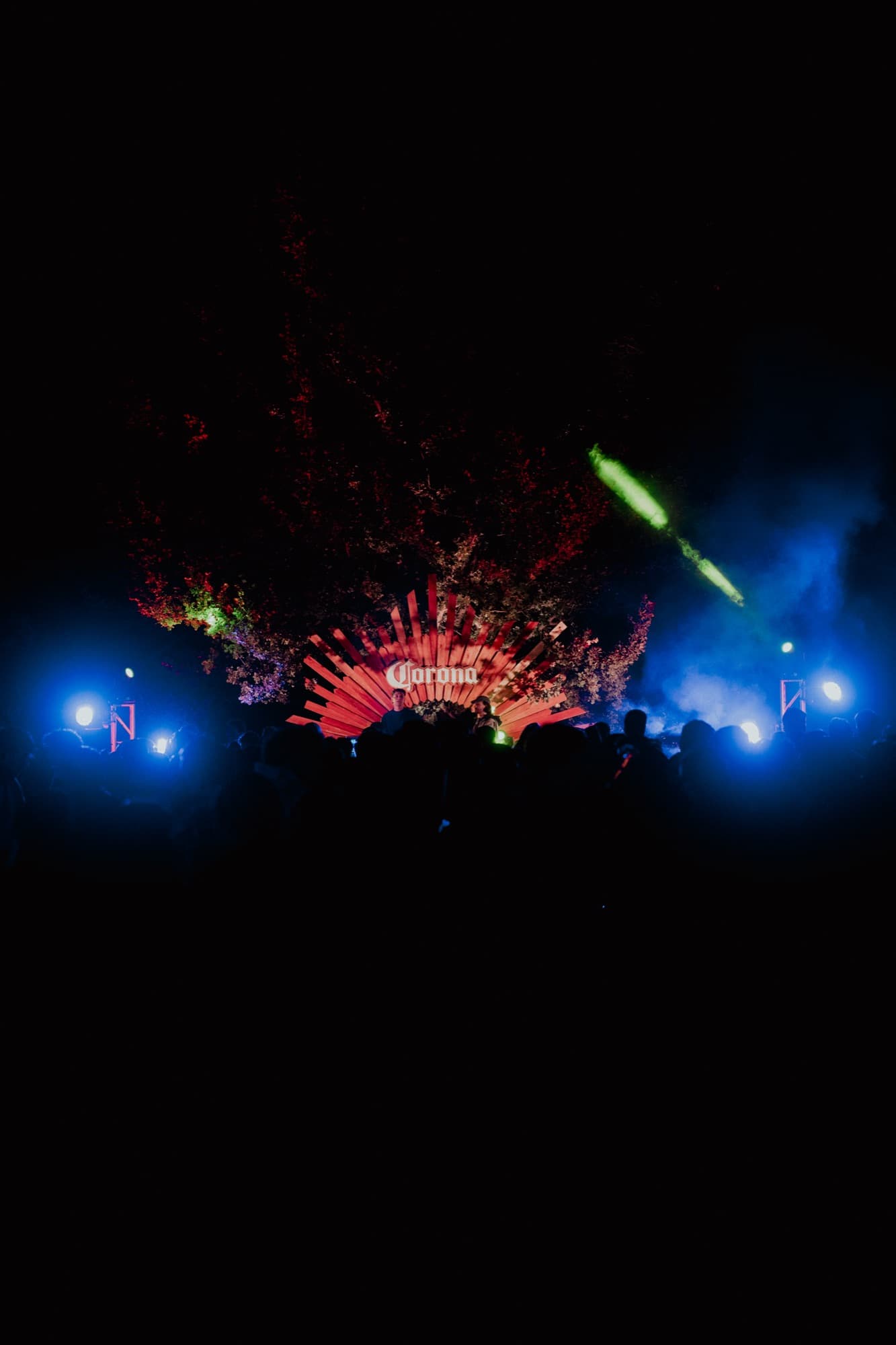 Escenario con luces azules y rojas durante la noche